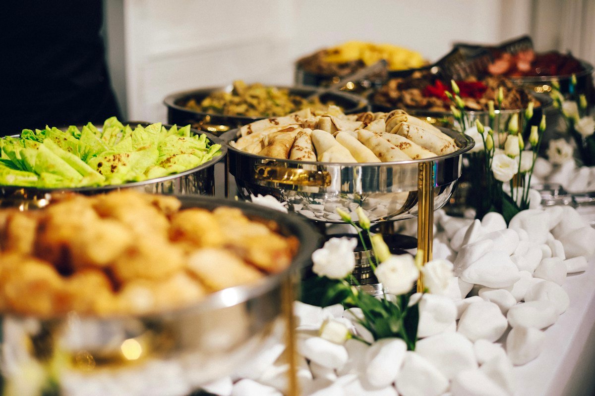 Un assortiment de plats pour un repas partagé