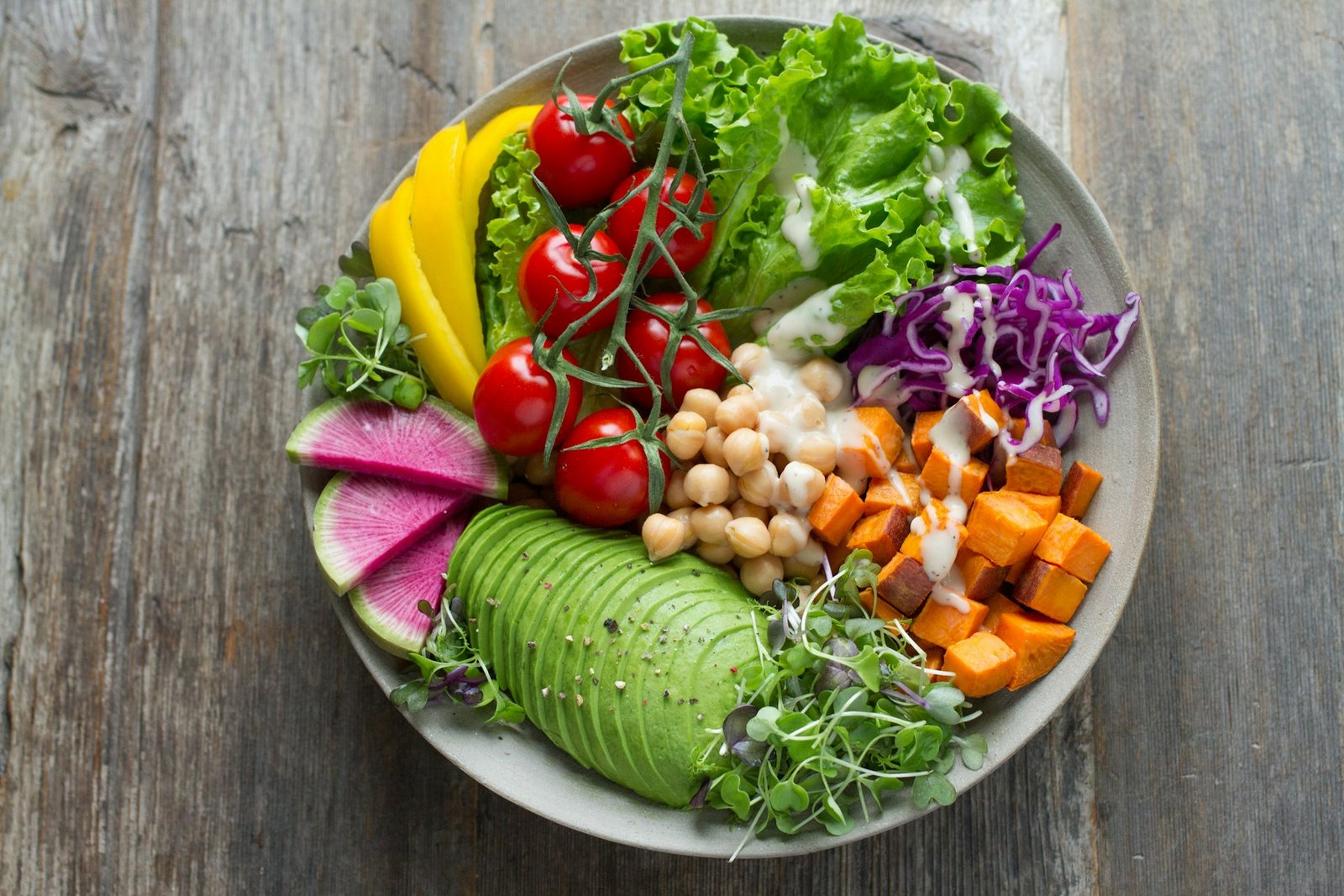 Colourful vegetable bowls with avocado, greens, and fresh vegetables — illustrative photography